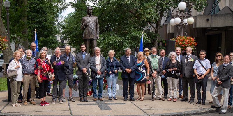 Une partie des participants à la commémoration du 80e anniversaire de l'Appel radiophonique du général de Gaulle aux Canadiens français, du 1er août 1940.