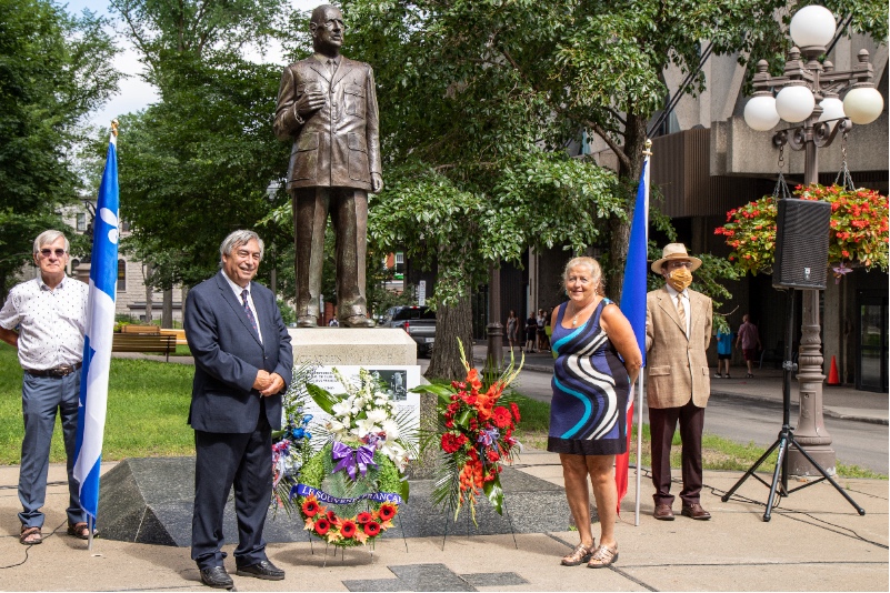 Coprésident, section Québec de la Commission franco-québécoise sur les lieux de mémoire communs M. Denis Racine et son épouse Mme Jeanne Guimond.