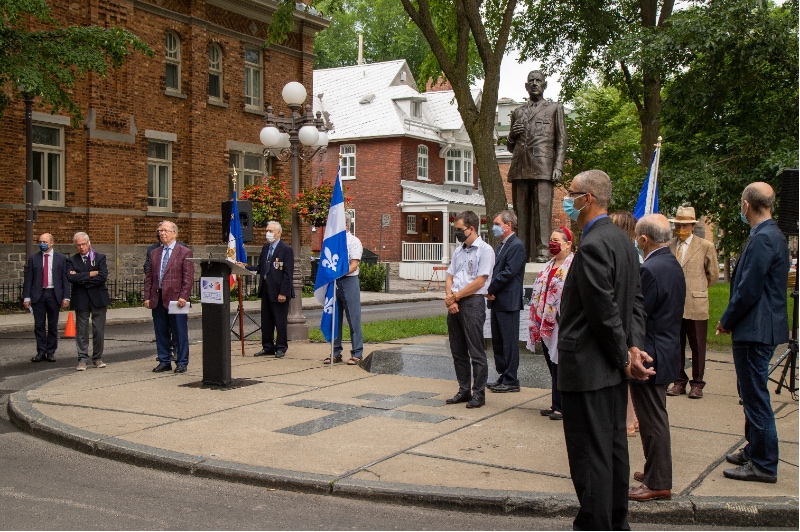 Commémoration, groupe de dignitaires qui écoutent l'Appel de De Gaulle du 1er août 1940.