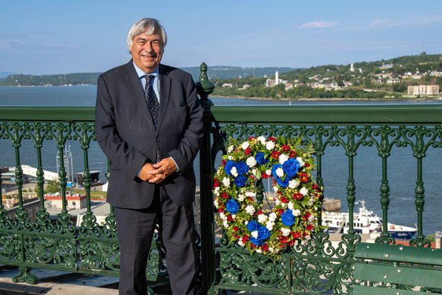 Denis Racine après le dépôt de la couronne de fleurs sur un lieu très fréquenté à Québec: la terrasse Dufferin. 