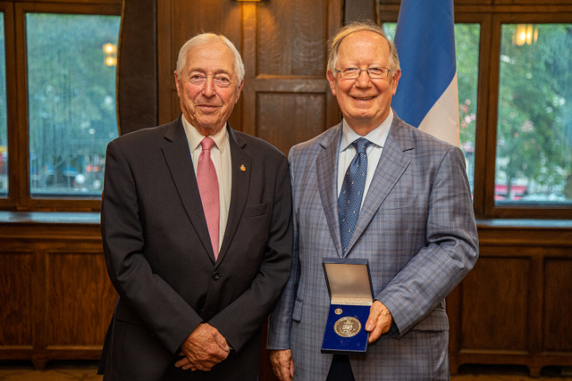 Le lieutenant-gouverneur J. Michel Doyon et Roger Barrette, récipiendaire de la médaille des aînés