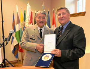 Remise de la médaille du Service historique de la Défense à Marcel Fournier par le général Gilles Robert.