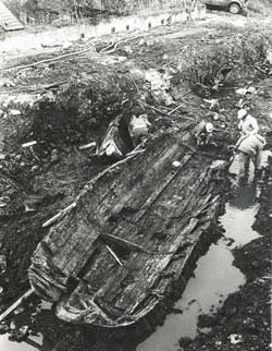 Barque à fond plat, hall d'entrée du Musée de la civilisation (MCQ)