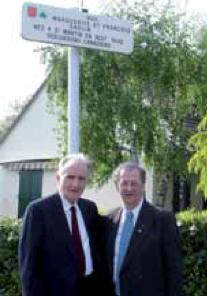 Luc Romanet et André Gaulin au pied de la plaque de la rue dédiée à François et Marguerite Gaulin à Saint-Martin-du-Vieux-Bellême