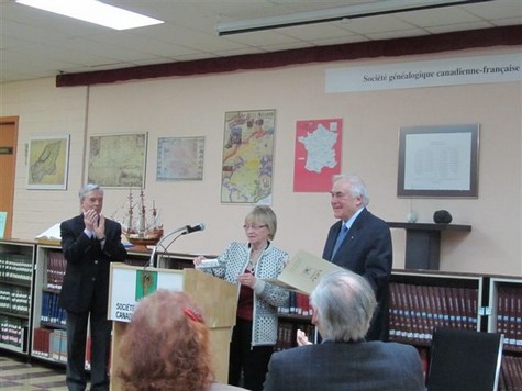 De g à d Jacques Desautels, animateur de la rencontre, Gisèle Monarque, présidente de la SGCF, Marcel Masse, le récipiendaire