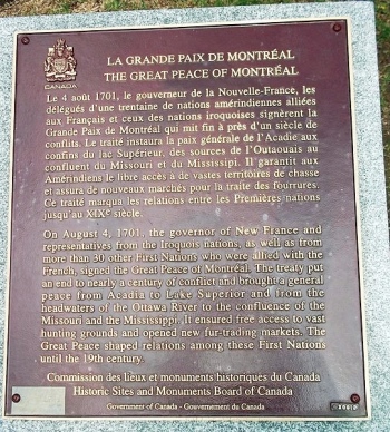 Plaque sur La Grande Paix de Montréal, installée sur la place de la Grande-Paix-de-Montréal.