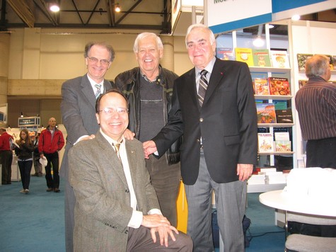 Trois auteurs et l'éditeur des Textes marquants des relations franco-québécoises : de g. à d. Robert Trudel, l'éditeur Jean-Marc Gagnon, Denis Vaugeois, Marcel Masse