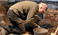 Brad Loewen, responsable de l'École de fouilles archéologiques de Pointe-à-Callière, exhume une structure ayant fait partie du fort Ville-Marie.