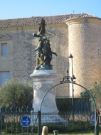 Le monument à Montcalm près d'un château à Vestric ayant déjà appartenu à Montcalm