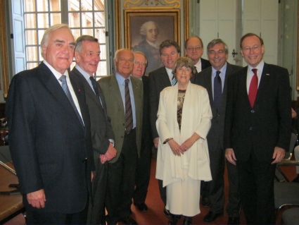 De g. à d. Marcel Masse, Henri Réthoré, 1er coprésident français de la CFQLMC, Pierre Nora, historien et membre de l'Académie française, Georges Poirier, directeur de France-Québec Magazine, Michel Robitaille, délégué général du Québec à Paris, Janine Giraud-Héraud, Philippe Joutard, historien, Denis Racine et Pierre-André Wiltzer, 2e coprésident de la CFQLMC