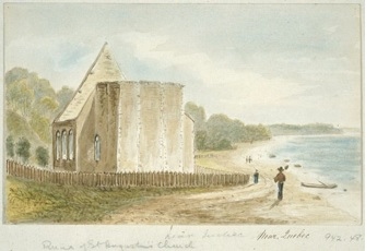 Aquarelle de Cockburn (vers 1830) montrant les ruines de l'église de l'Anse-à-Maheu, au pied de la côte Gagnon, fermée au culte en 1816. La clôture ceinturant l'église rappelle la présence d'un cimetière.