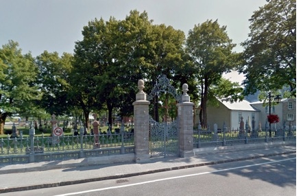 Cimetière ceinturant l'église actuelle.