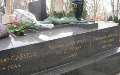 Tombe d'Édith Piaf au cimetière du Père-Lachaise à Paris.