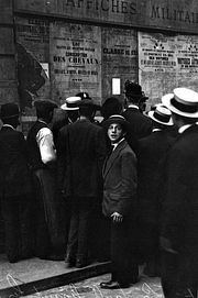 2 août 1914, mobilisation : la foule lisant les affiches.