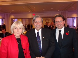 De g. à d., Mme Claudine Lepage, sénatrice représentant les Français de l'étranger au Sénat de France, Denis Racine et Frédéric Lefebvre, ancien ministre et député représentant les Français de l'Amérique du Nord à l'Assemblée nationale de France, lors du dîner d'État du 3 novembre 2014.