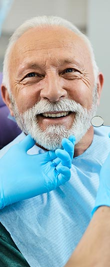 accueil-sourire-homme https://clients-conceptsk8.com/dentistenapierville-home/wp-content/uploads/2025/07/accueil-sourire-homme.jpg